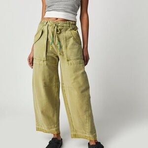 Free People To The Extreme Barrel Pant in Mojito